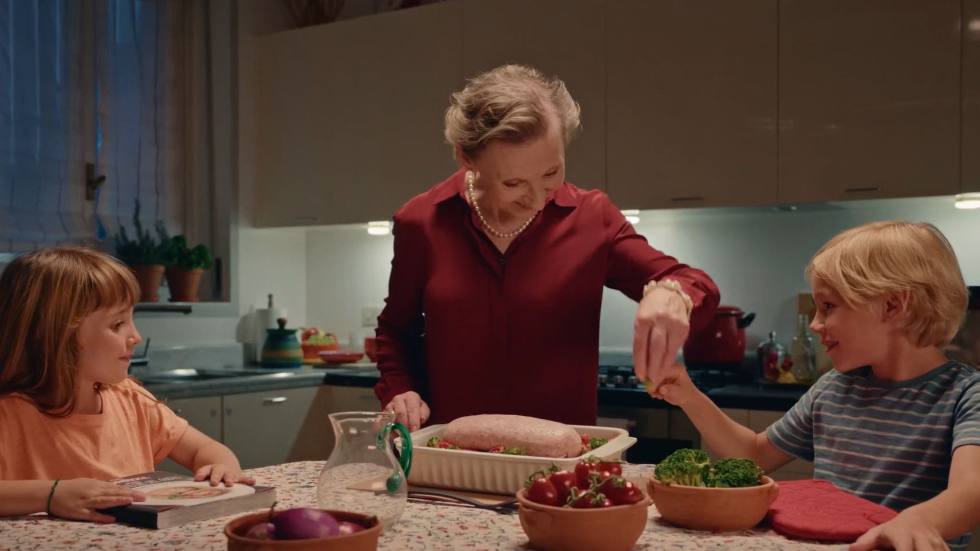 I protagonisti dello Spot Tv di Trees Home nella cucina della Location Cineraria