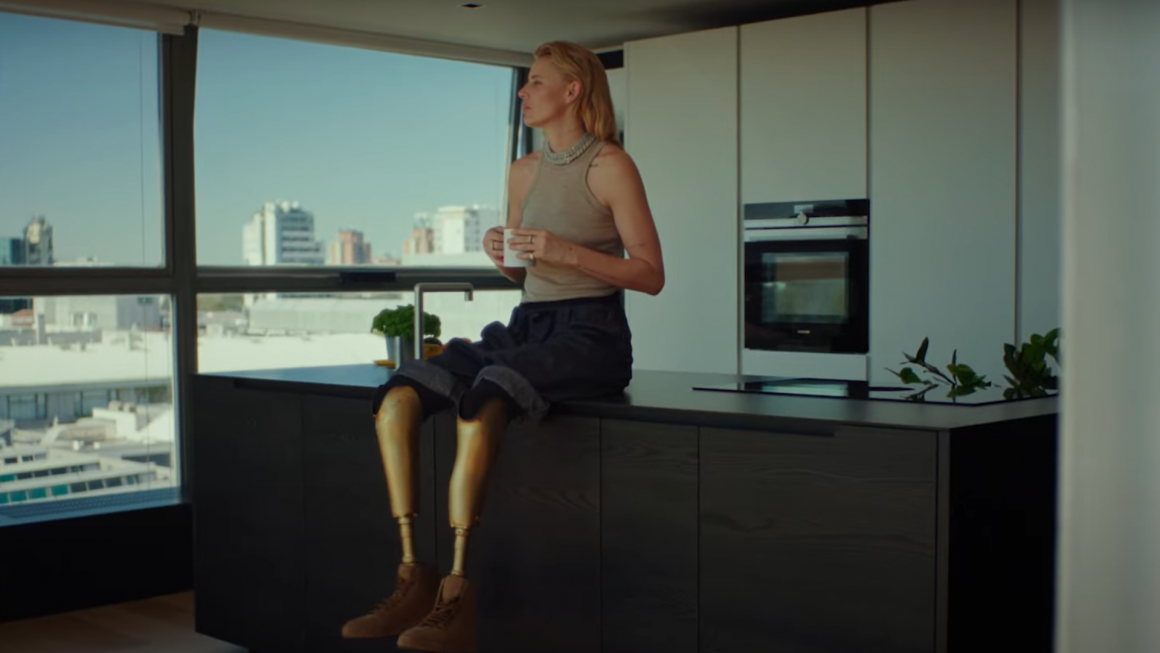 Lauren Wasser nella cucina della Location Ammonite