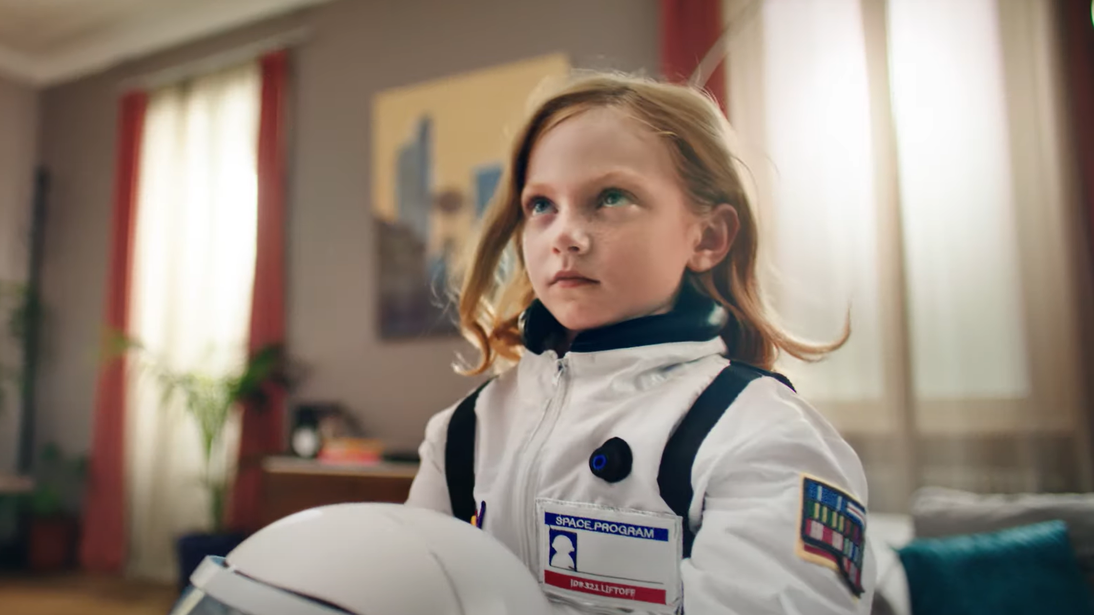 Astro girl nella zona living della location