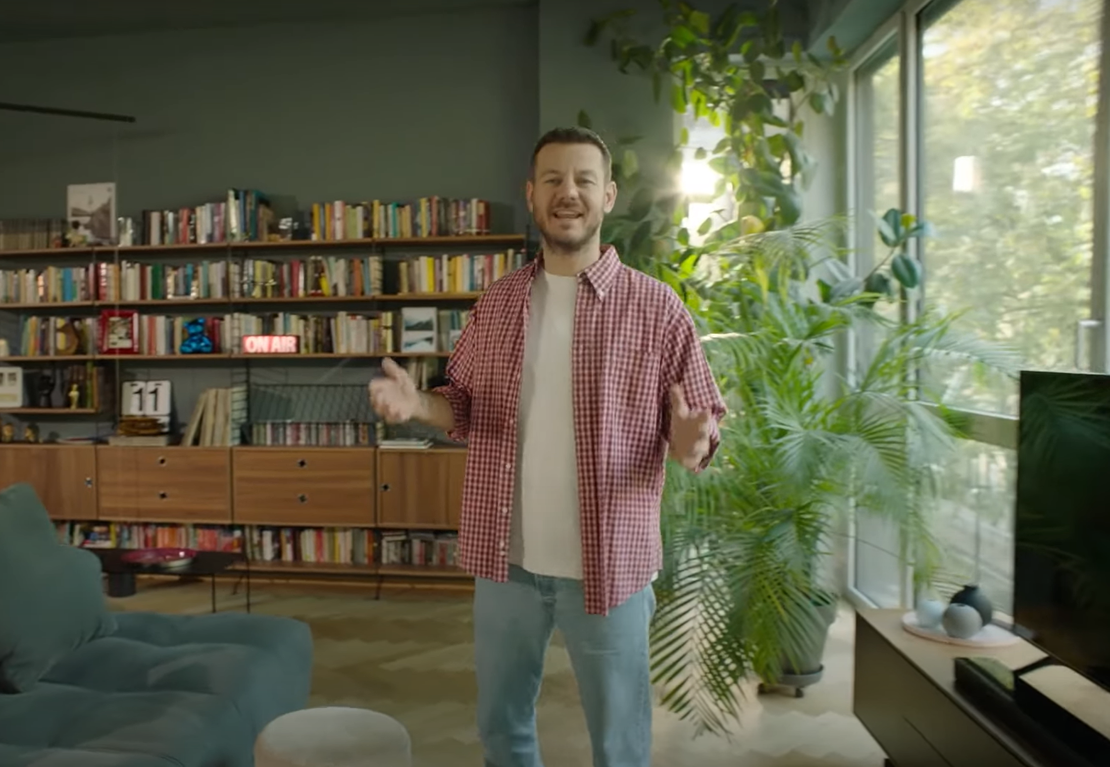 Alessandro Cattelan nel salotto della Location Peonia v3