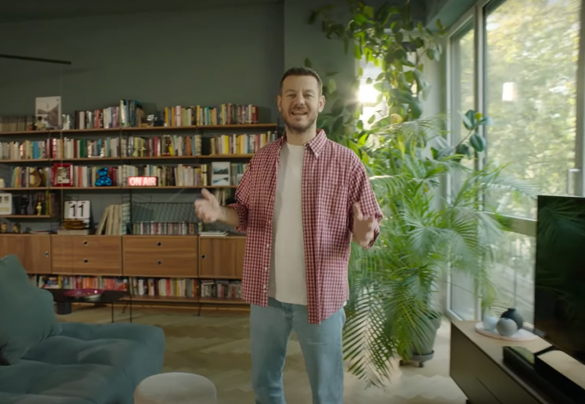 Alessandro Cattelan nel salotto della Location Peonia v4