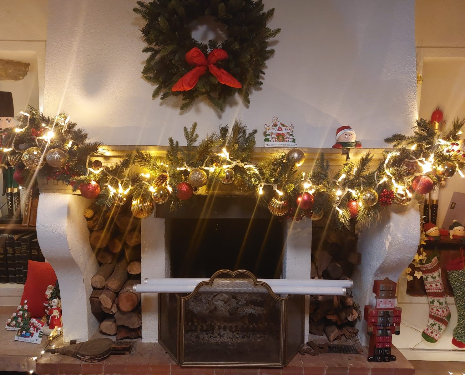 Splendido camino con decorazioni natalizie della Location Bergamotto