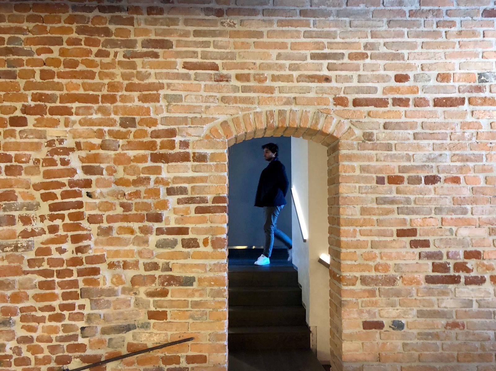 Locatio manager su mattoni a vista