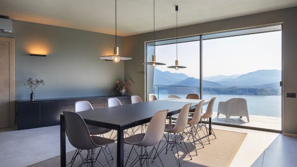 La sala pranzo con vista sul lago della villa Cleome