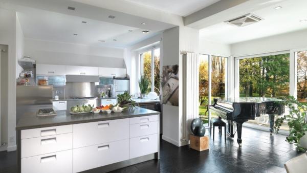 Zona living con cucina a vista e vetrate Zona living con cucina a vista e vetrate