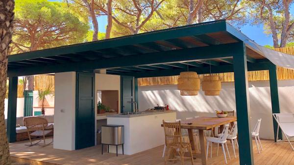 Pergola con cucina a isola Pergola con cucina a isola