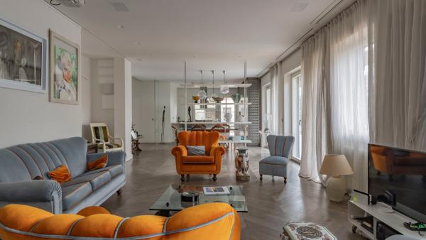Zona living con pavimento in parquet a spina di pesce Zona living con pavimento in parquet a spina di pesce