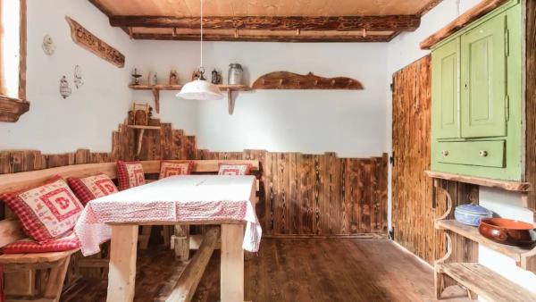 Sala da pranzo con travi in legno a vista sul soffitto Sala da pranzo con travi in legno a vista sul soffitto