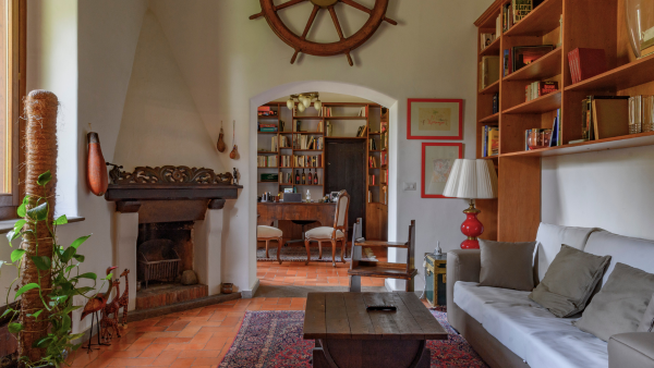 Il salotto con camino della villa Ebridi a Roma