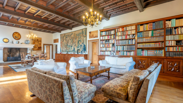 Il salotto con libreria della dimora storica Angelite a Torino