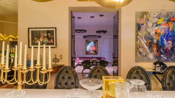 La sala da pranzo dell'appartamento Amur a Roma