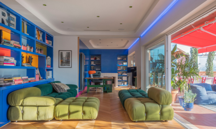 Attico Gila a Roma con colori vivaci, cucina a isola e terrazza panoramica Attico Gila a Roma con colori vivaci, cucina a isola e terrazza panoramica