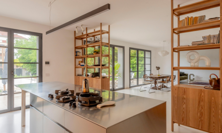 Loft Tigri a Milano con grandi vetrate, arredamento contemporaneo e cucina a vista Loft Tigri a Milano con grandi vetrate, arredamento contemporaneo e cucina a vista
