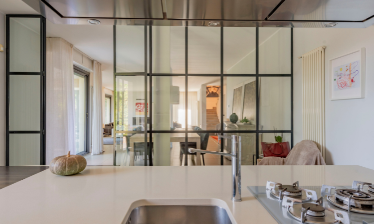 Villa Darling a Monza con vetrate industriali, cucina a isola e piscina esterna Villa Darling a Monza con vetrate industriali, cucina a isola e piscina esterna