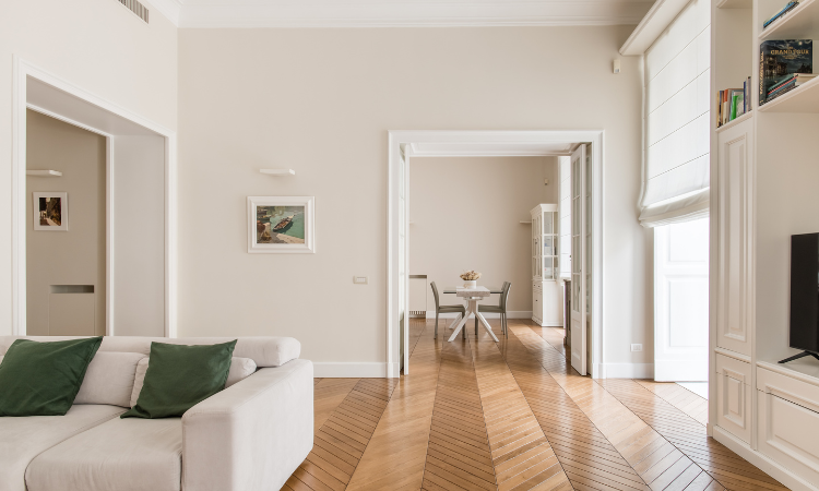 Appartamento Han a Napoli con pavimento in parquet a spina e boiserie Appartamento Han a Napoli con pavimento in parquet a spina e boiserie