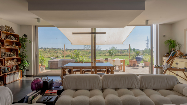 La zona living con vetrate della villa Arafura La zona living con vetrate della villa Arafura
