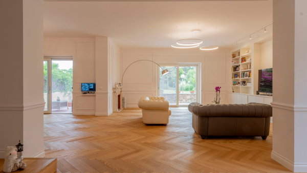 Sala con pavimento in parquet a spina di pesce nella zona living Sala con pavimento in parquet a spina di pesce nella zona living