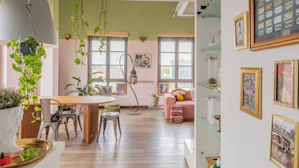 L'accogliente sala con pareti verdi, rosa e bianche L'accogliente sala con pareti verdi, rosa e bianche