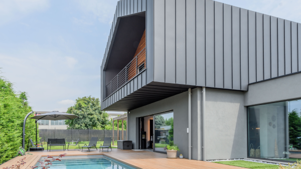 Gli esterni con piscina della villa Aral Gli esterni con piscina della villa Aral