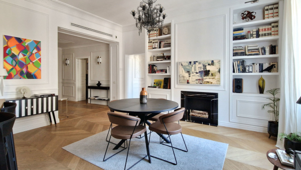 La sala da pranzo con boiserie dell'appartamento Barents La sala da pranzo con boiserie dell'appartamento Barents