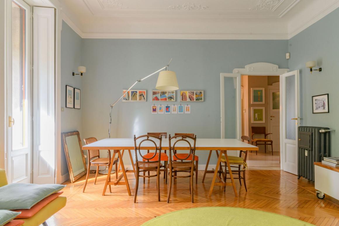 Sala da pranzo con parquet a spina