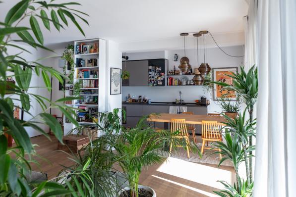 Appartamento a Milano in stile bohemian jungle, con piante e arredi in legno naturale