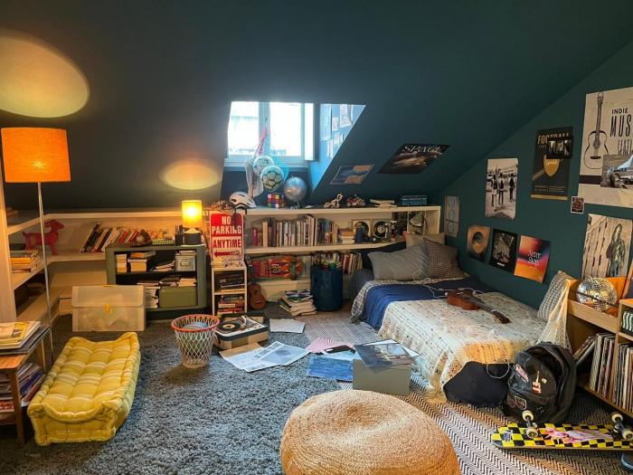 Scenografia realizzata per il videoclip “Volevo essere un duro” di Lucio Corsi nella villa Kharan Scenografia anni '90 allestita nella villa Kharan per il videoclip “Volevo essere un duro” di Lucio Corsi, con arredi, props e dettagli visivi curati