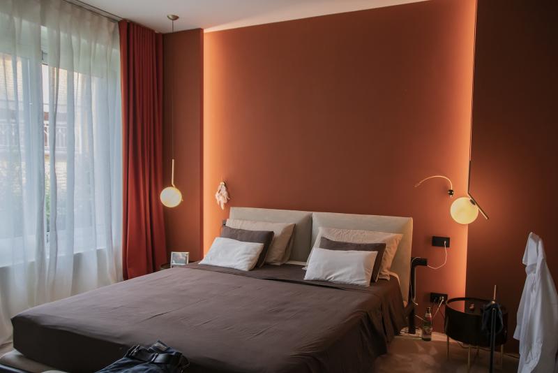 Camera da letto color mattone