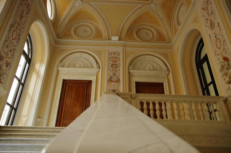 Scalinata in stile classico con affreschi d'epoca