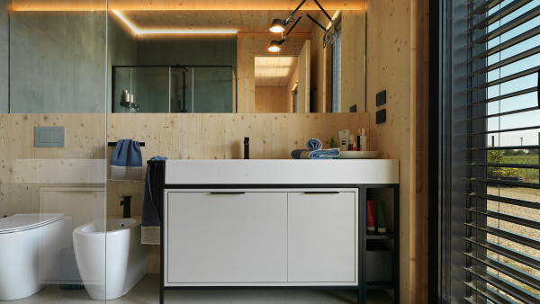 Bagno con pareti in legno