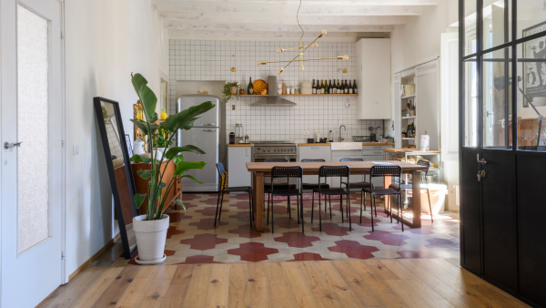 Scopri l'appartamento Draba Cucina per shooting con cementine e parquet