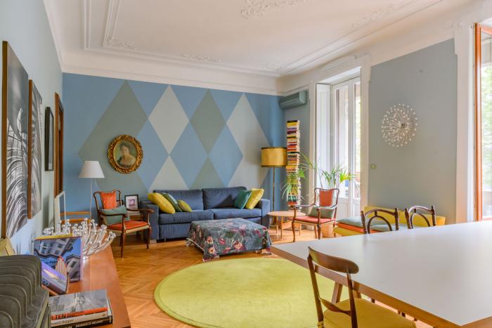 Sala con parquet e pareti colorate