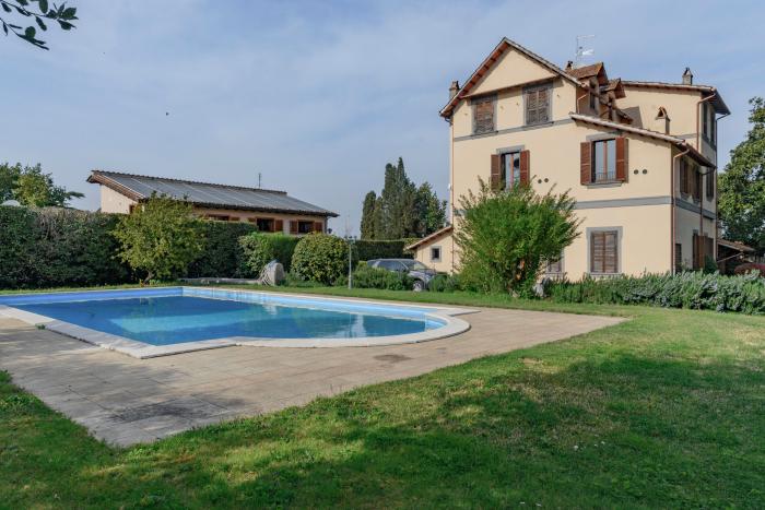 Villa con piscina a Roma