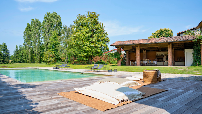 Cascina con piscina per shooting