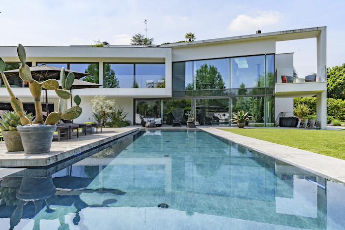 Piscina e Giardino della Villa in stile Contemporaneo