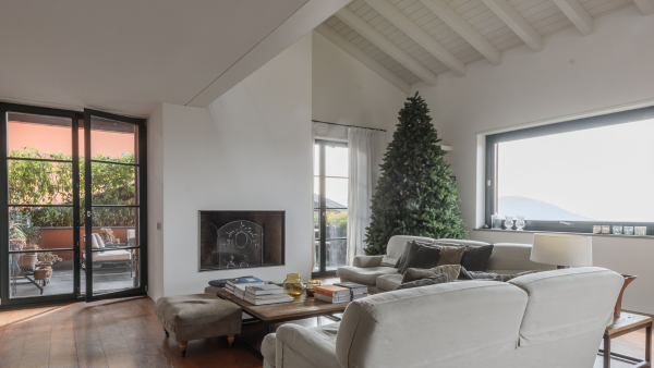 Sala con vetrate e camino della villa Roveja a Como Sala con vetrate e camino della villa Roveja a Como