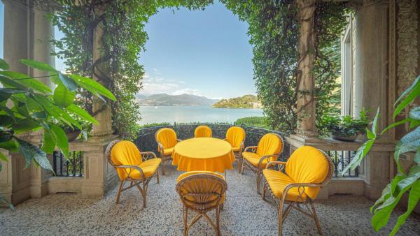 La terrazza con vista sul lago della villa Gelsomino