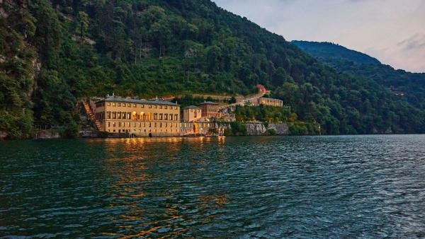 Vista dal lago degli esterni della villa Fritillaria Vista dal lago degli esterni della villa Fritillaria