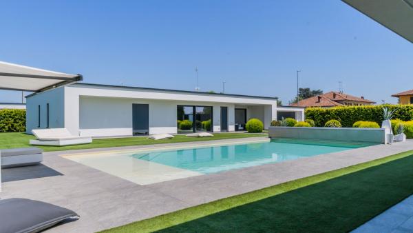 Piscina nel giardino della villa Halesia