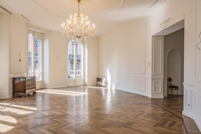 Salone classico con pavimento in parquet e lampadario di cristallo