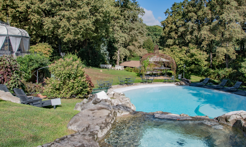Piscina e giardino della villa