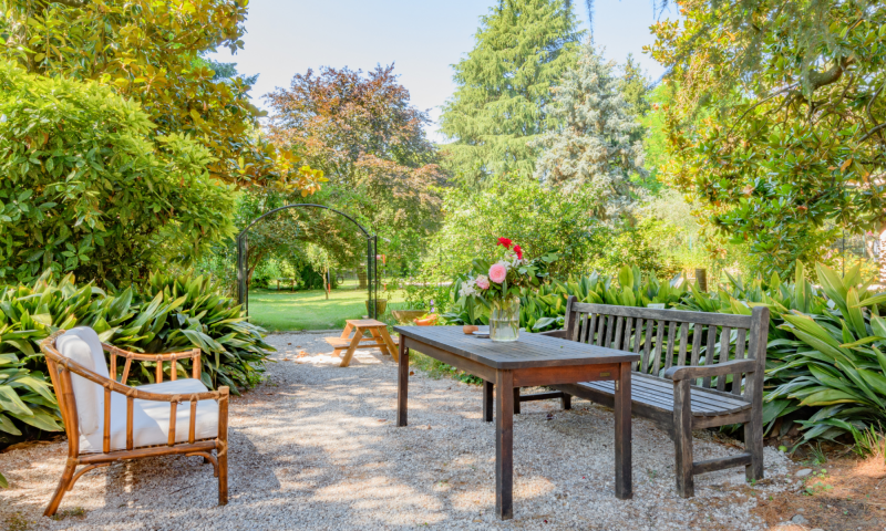 Sedute e tavolini nel verde giardino della location