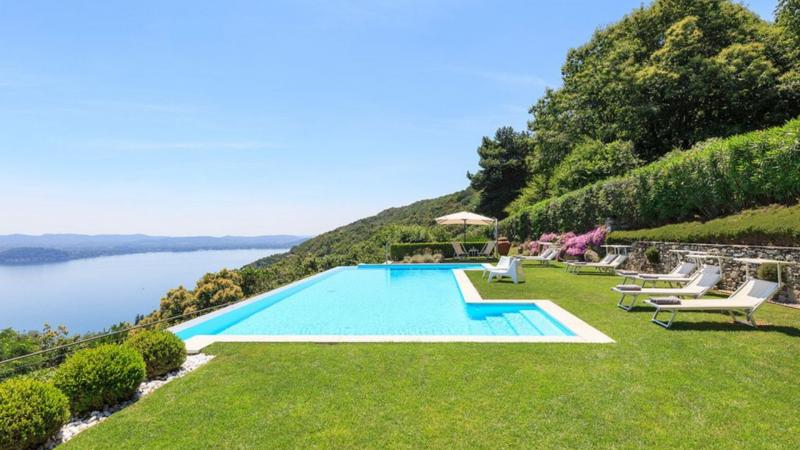 Piscina a sfioro con giardino e vista panoramica