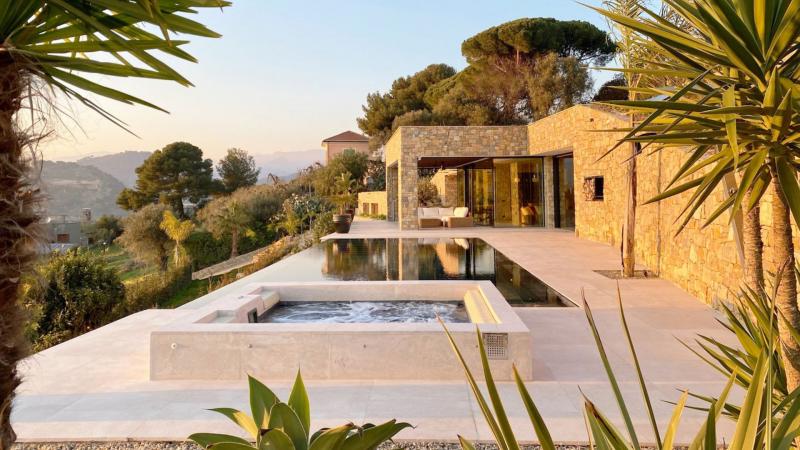 villa con infinity pool e giardino