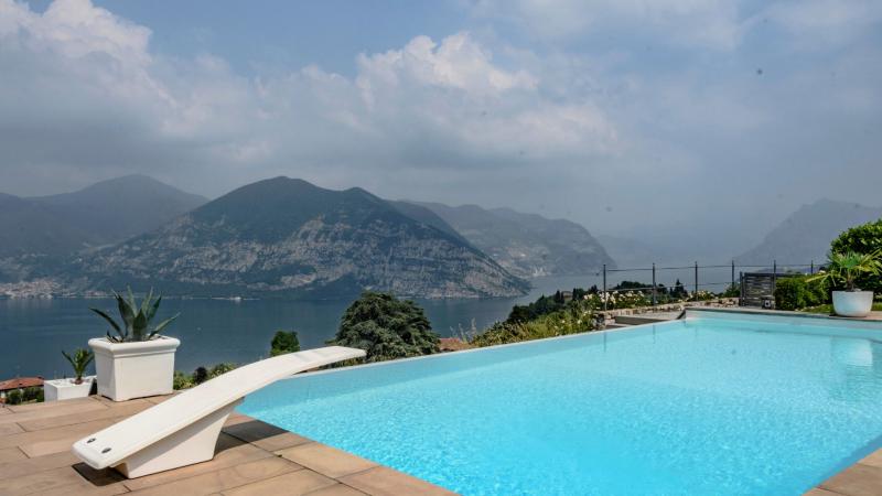 Piscina a sfioro con vista sul lago