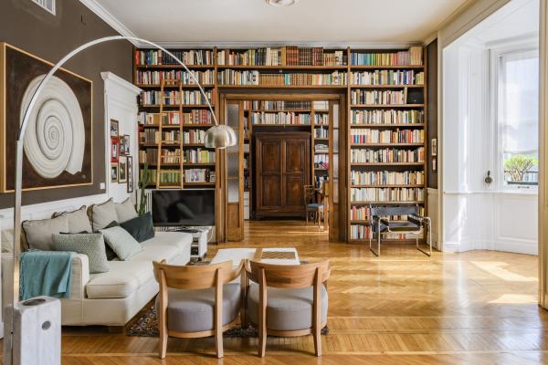 Libreria a ponte sulla porta del soggiorno