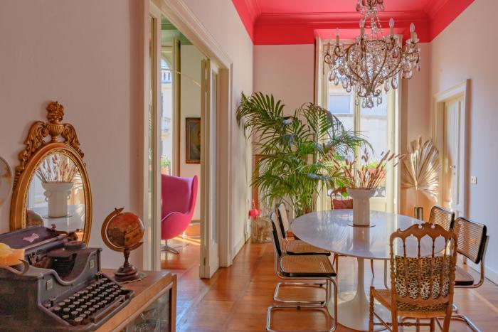 Soffitto rosa, tavolo da pranzo in appartamento stile vecchia Milano