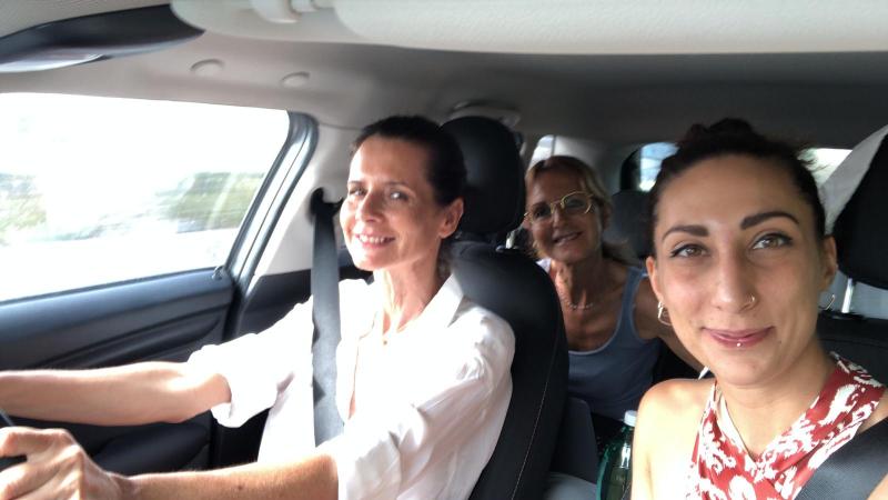 Tre Location Manager di Pachira in macchina a Roma