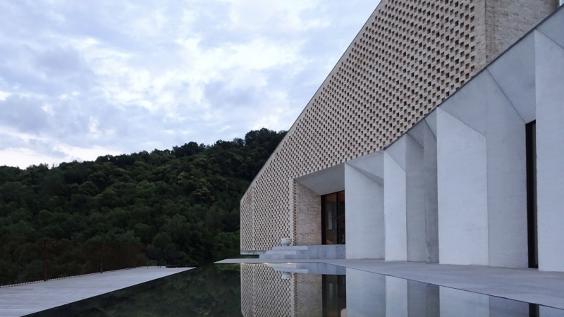 Esterno con mattoni a vista e piscina