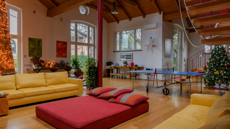 Salotto dagli alti soffitti Loft milanese per shooting natalizi